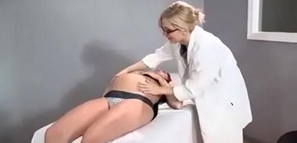  La doctora le ayuda con un orgasmo